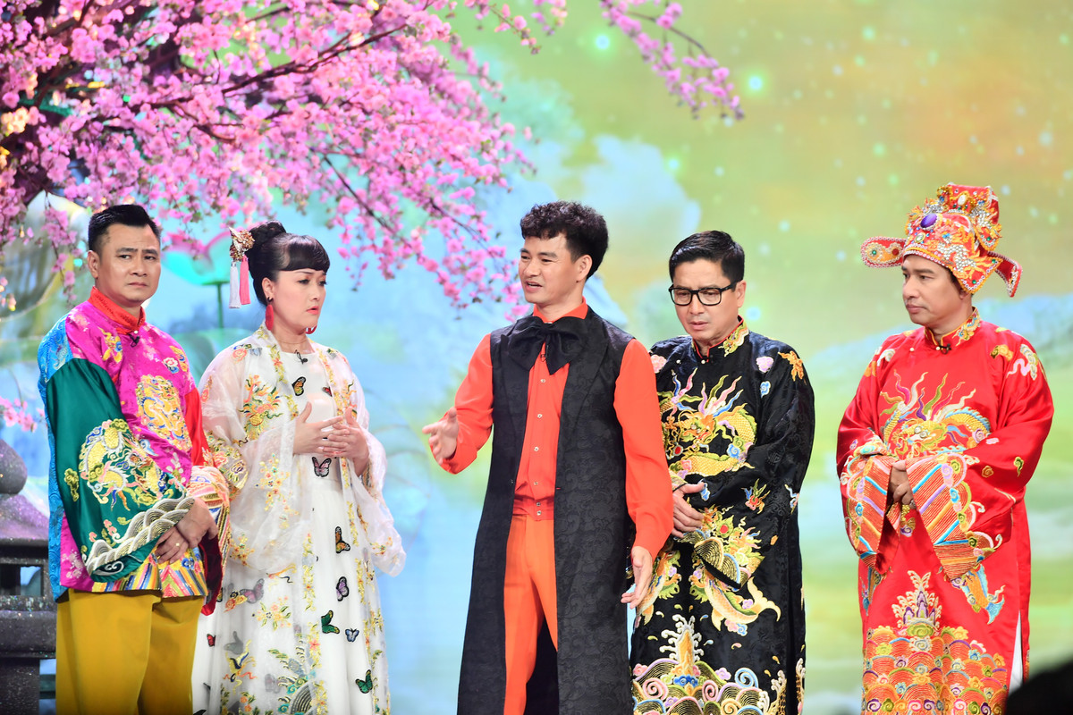 Năm nay, Vân Dung đảm nhiệm vai trò Táo Y tế. Táo của ngành Y vẫn trung thành với gam màu trắng, nhưng lần này NTK Đức Hùng sử dụng chất liệu lưới và Organza, bên trong là một váy đầm hiện đại, điểm nhấn là một đàn bướm, bên ngoài là chiếc áo choàng đặc trưng của Táo cho các buổi chầu. Nam nay, ngành Y tế trải qua nhiều khó khăn vì dịch bệnh, các bác sĩ ngày đêm “chiến đấu” để đem lại bình yên, sức khoẻ cho mọi người, mọi nhà nên NTK Đức Hùng muốn tạo trang phục cho Táo Y tế như một chú thiên nga trắng, tôn vinh những đóng góp của họ.