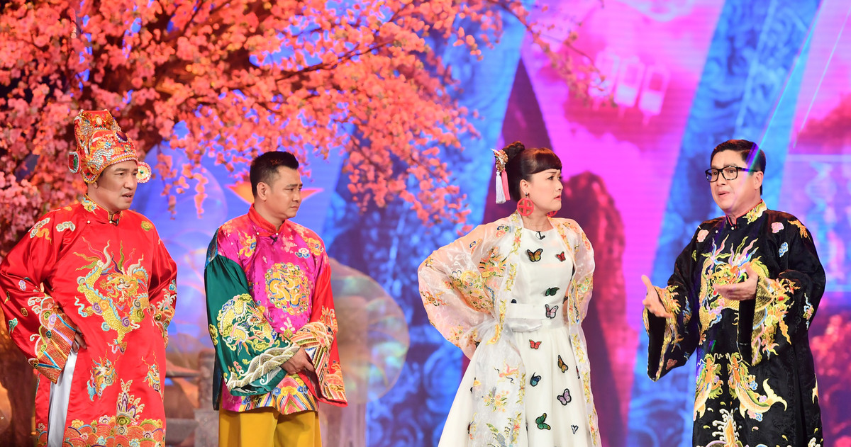 Thế nhưng năm nay, do quyết định đưa món ăn tinh thần nhiều màu sắc này tới khán giả chỉ trong vòng 2 tháng trước khi quay hình nên NTK Đức Hùng cũng phải dành toàn bộ thời gian lên ý tưởng cho các Táo thật lộng lẫy khi lên chầu. Thời gian gấp rút nhưng khán giả lại trầm trồ trước mỗi bộ trang phục các Táo khoác lên người.