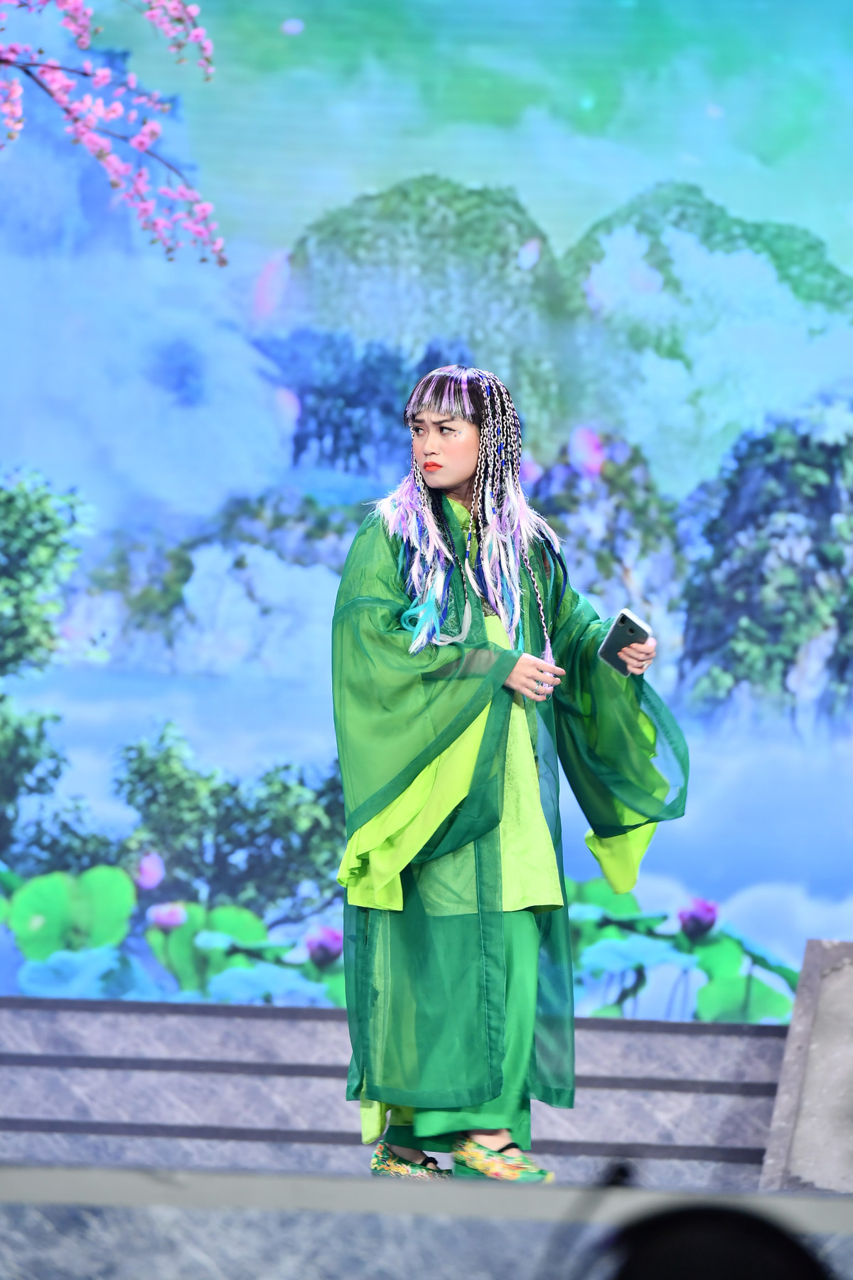 Bộ đồ màu xanh của Lâm Vĩ Dạ thấp thoáng hình ảnh cô Đẩu những năm trước, bên ngoài là lượt voan xanh, che mờ, tạo hiệu ứng, hình ảnh phù hợp với nhân vật, kịch bản. Bộ tóc tím xoăn, bộ áo choàng lá mạ gợi nhớ một hình ảnh Bắc Đẩu trộn lẫn với táo Robot làm khán giả vô cùng thích thú.