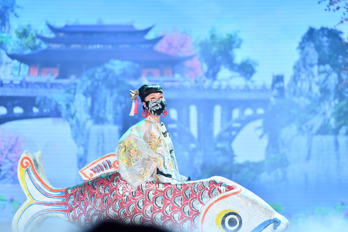 Điểm đặc biệt và bất ngờ trong năm nay chính là những chiếc khẩu trang của các Táo được thiết kế rất công phu, trên chất liệu gấm, nhung The. Khẩu trang Bắc đẩu có hình ảnh hoa đào - hoa mai của bắc - nam và chú chim én bay trên bầu trời. Các khẩu trang của các Táo được NTK thêu cầu kì, tinh xảo. Với khẩu trang Táo Y tế, sử dụng chất liệu kim tuyến. Khẩu trang là một trang sức đặc biệt trong chương trình năm nay. Những chiếc khẩu trang của các Táo đang được khán giả truyền hình vô cùng thích, ai cũng muốn sở hữu cho mình một chiếc khẩu trang để diện trong những ngày Tết đầu Xuân.