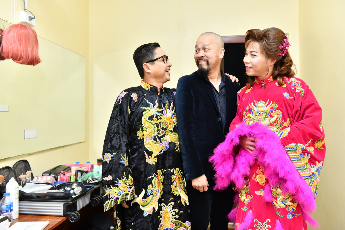 Trang phục của Táo quân để lại cho khán giả những ấn tượng sâu sắc. Chương trình cũng sử dụng lại những thiết kế của nhân vật Cô Đẩu trong những năm trước, để làm theo đúng kịch bản và tuyến diễn của nhân vật qua gần 10 năm qua. NTK Đức Hùng một lần nữa khẳng định bản lĩnh và sức sáng tạo bền bỉ, luôn mang đến cho khán giả cả nước những tạo hình nhân vật trong Táo quân thật bất ngờ và hấp dẫn.