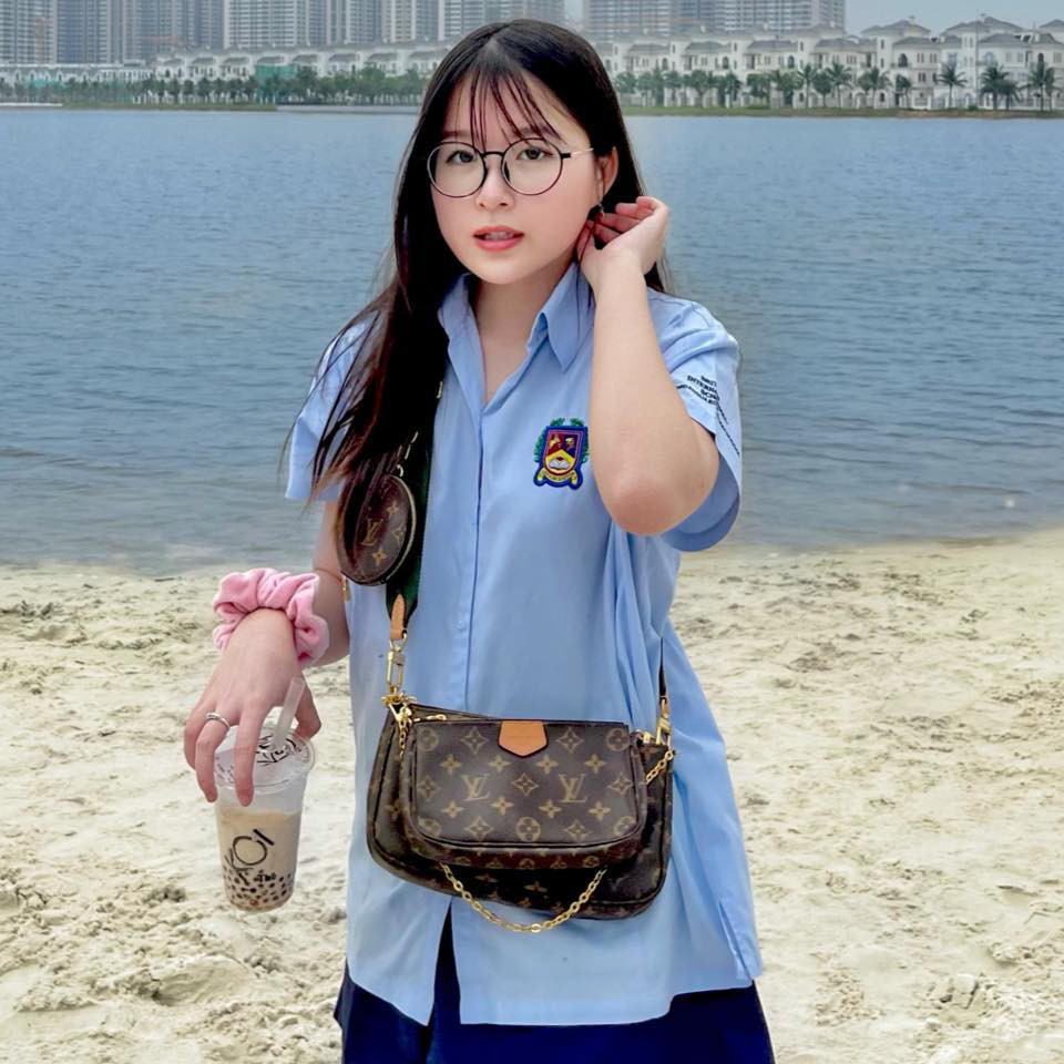 Gia đình giàu có nên cuộc sống của rich kid 10X cực kỳ đẳng cấp: Có tài xế đưa đón đi học bằng xe Porsche, đi gội đầu 220.000 đồng/ lần; mua chiếc kính cận 20 - 30 triệu đồng...Ảnh: yeah1