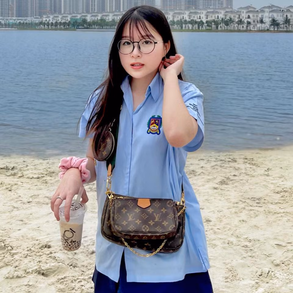 Gia đình giàu có nên cuộc sống của rich kid 10X cực kỳ đẳng cấp: Có tài xế đưa đón đi học bằng xe Porsche, đi gội đầu 220.000 đồng/ lần; mua chiếc kính cận 20 - 30 triệu đồng...Ảnh: yeah1