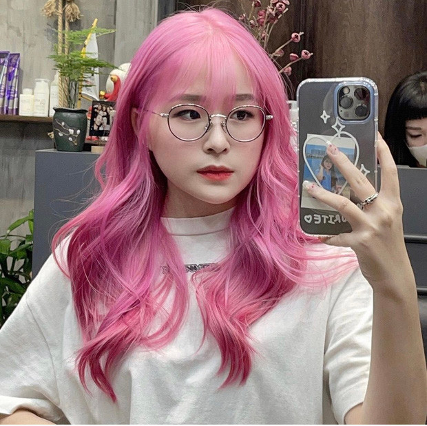 Gia đình giàu có nhưng Chao không hề ỷ lại vào bố mẹ mà sống tự lập từ nhỏ. 14 tuổi, Châu Anh đã tự mở cửa hàng kinh doanh, quản lý cả chục nhân viên. Ảnh: Pháp luật &amp; Bạn đọc