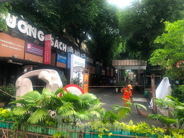 Đường Sách - điểm đến của giới trẻ dù đã tạm ngưng hoạt động nhưng vẫn được quét dọn, chăm sóc cẩn thận. "Ngày nào chúng tôi cũng đến đây quét lá, gom rác, tưới cây... Mặc dù không có ai đến nhưng chúng tôi vẫn làm nhiệm vụ, để mọi vật có sức sống khi Đường Sách mở lại" - một nhân viên cho biết