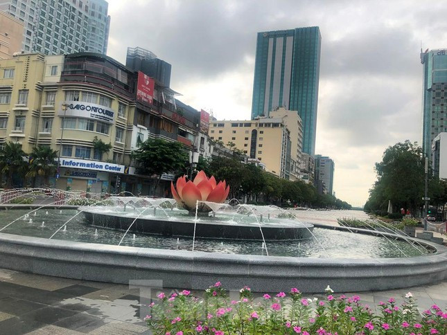 Đài hoa sen - nơi được rất nhiều người dân Thành phố đến check-in, chụp ảnh