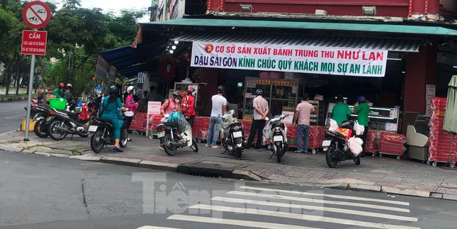 Trong khi đó, một cửa hàng bánh ở quận 1 tấp nập khách hàng và shipper đứng chờ.