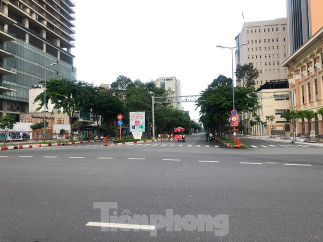 Tại các tuyến đường, lực lượng trực chốt vẫn miệt mài làm nhiệm vụ