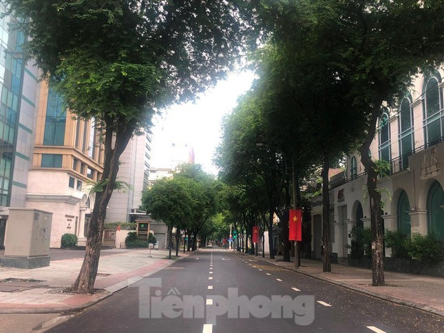 Đường Đồng Khởi trở nên có sức sống hơn khi xuất hiện cờ đỏ sao vàng. "Mọi năm ngày này, con đường được trang hoàng đèn sáng trưng, cờ treo đỏ rực nhưng giờ không có. Thành phố đều dồn hết sức cho công tác chống dịch, cứu người" - ông Tâm (75 tuổi, ngụ quận 1) nói.