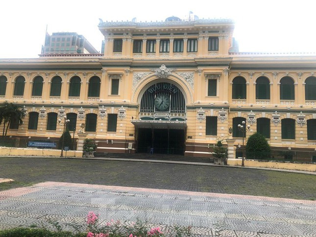 Bưu điện Thành phố không còn cảnh nhộn nhịp người dân đến vui chơi, chụp ảnh như trước