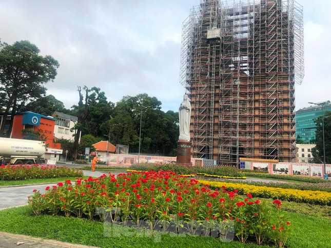 Nhân viên dịch vụ công cộng tưới nước cho cây tại kh vực Nhà thờ Đức Bà