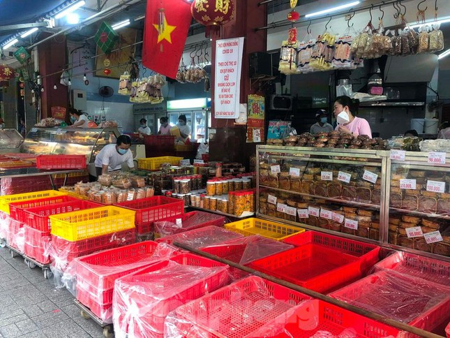 Bánh trung thu cũng được bày bán phục vụ nhu cầu khách hàng