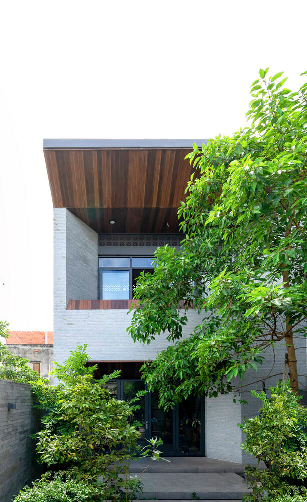 Nha pho Sai Gon lap lanh nang ban mai tren bao ngoai