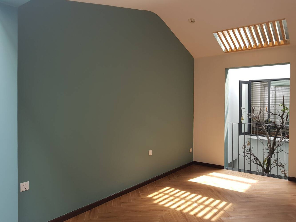 Mỗi phòng ngủ đều có cửa sổ hướng ra giếng trời hoặc vườn sau.