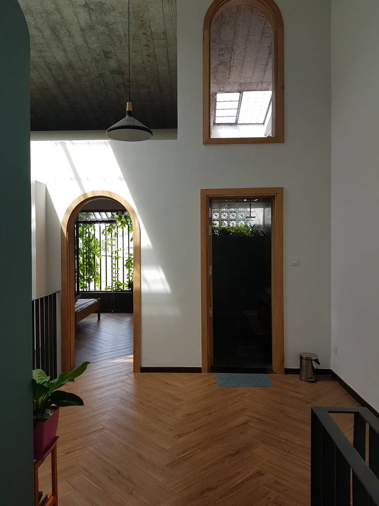 Để đảm bảo tính thân thiện với môi trường, dự án đã lựa chọn sử dụng gạch đất sét nung làm tường và bê tông cốt thép đúc tại chỗ với cốt liệu địa phương cho các bộ phận kết cấu. Nguồn ảnh: Ha Pham.