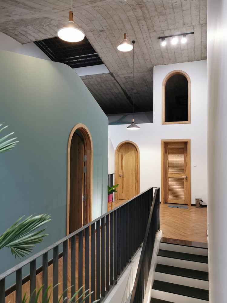 Sự kết hợp giữa giếng trời và khoảng thông tầng giúp cho ngôi nhà lấy được ánh sáng tự nhiên vào ban ngày.