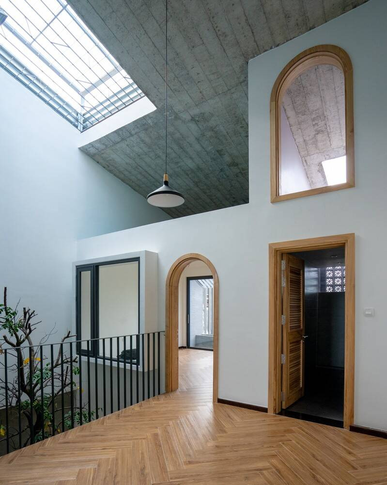 Do nằm sát với nhiều công trình xung quanh nên kiến trúc sư hạn chế việc mở cửa sổ hai bên hông tường mà thay vào đó là hai ô giếng trời.