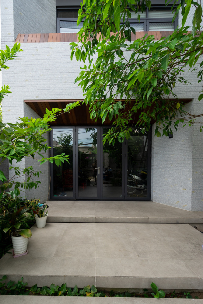 Mảnh đất xây nhà khá dài nhưng bề ngang hạn chế - đặc điểm thường thấy do lối cấu trúc chia thửa ở các đô thị lớn, nếu thiết kế không khéo có thể dẫn tới không gian sống bí và thiếu sáng.