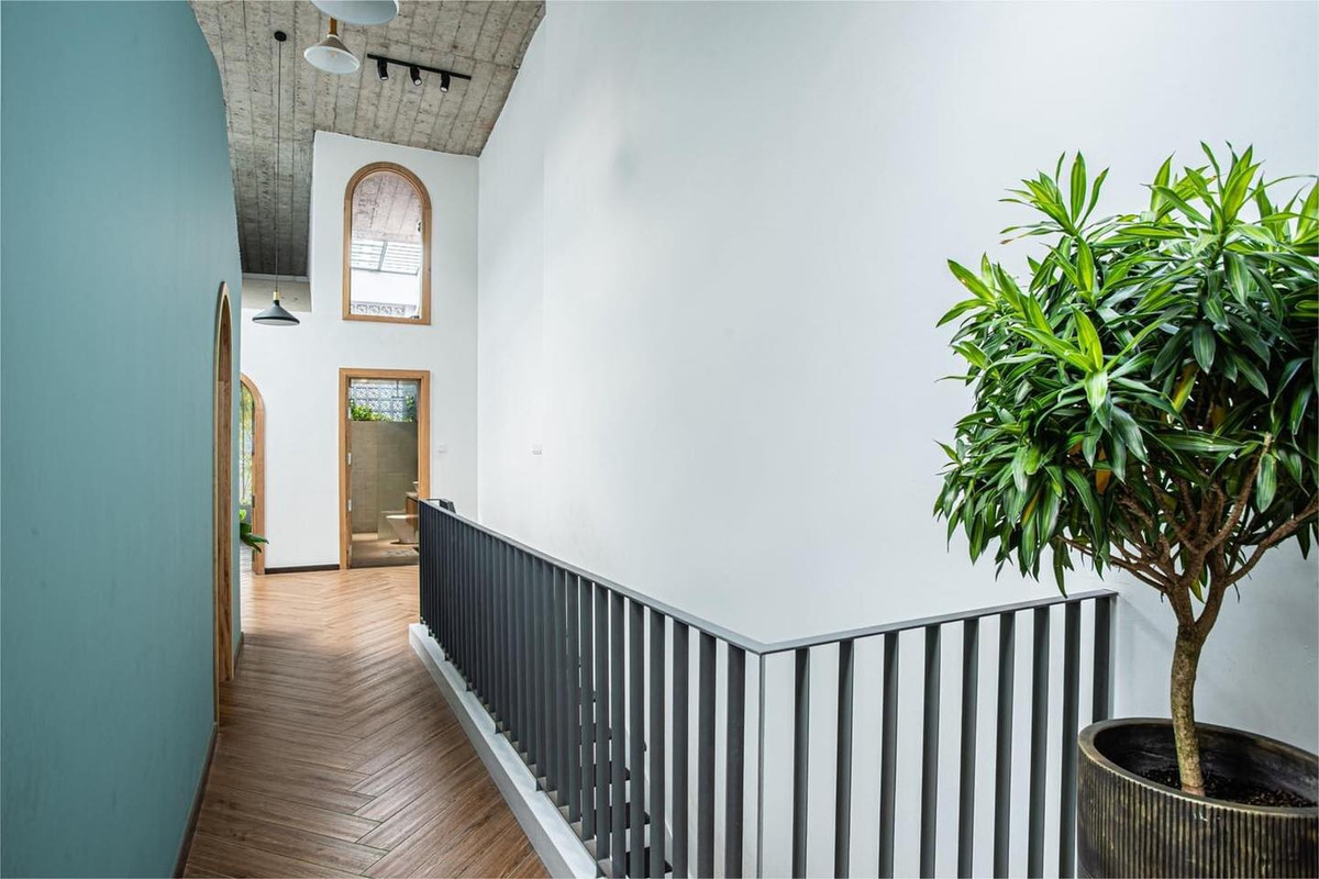 Các mảng xanh được bố trí ở cả sân trước và sân sau đóng vai trò như một hệ thống lọc đa lớp, làm giảm khói bụi độc hại từ bên ngoài xâm nhập vào nhà.