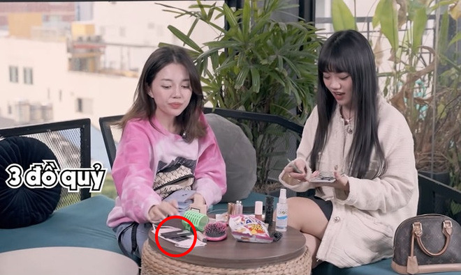 Trong video chia sẻ trên YouTube, Linh Ngọc Đàm vô tình đã tiết lộ mình đang sở hữu không những 1 mà tới 2 chiếc "thẻ đen" - hạng thẻ cao cấp của ngân hàng. Ảnh: Internet