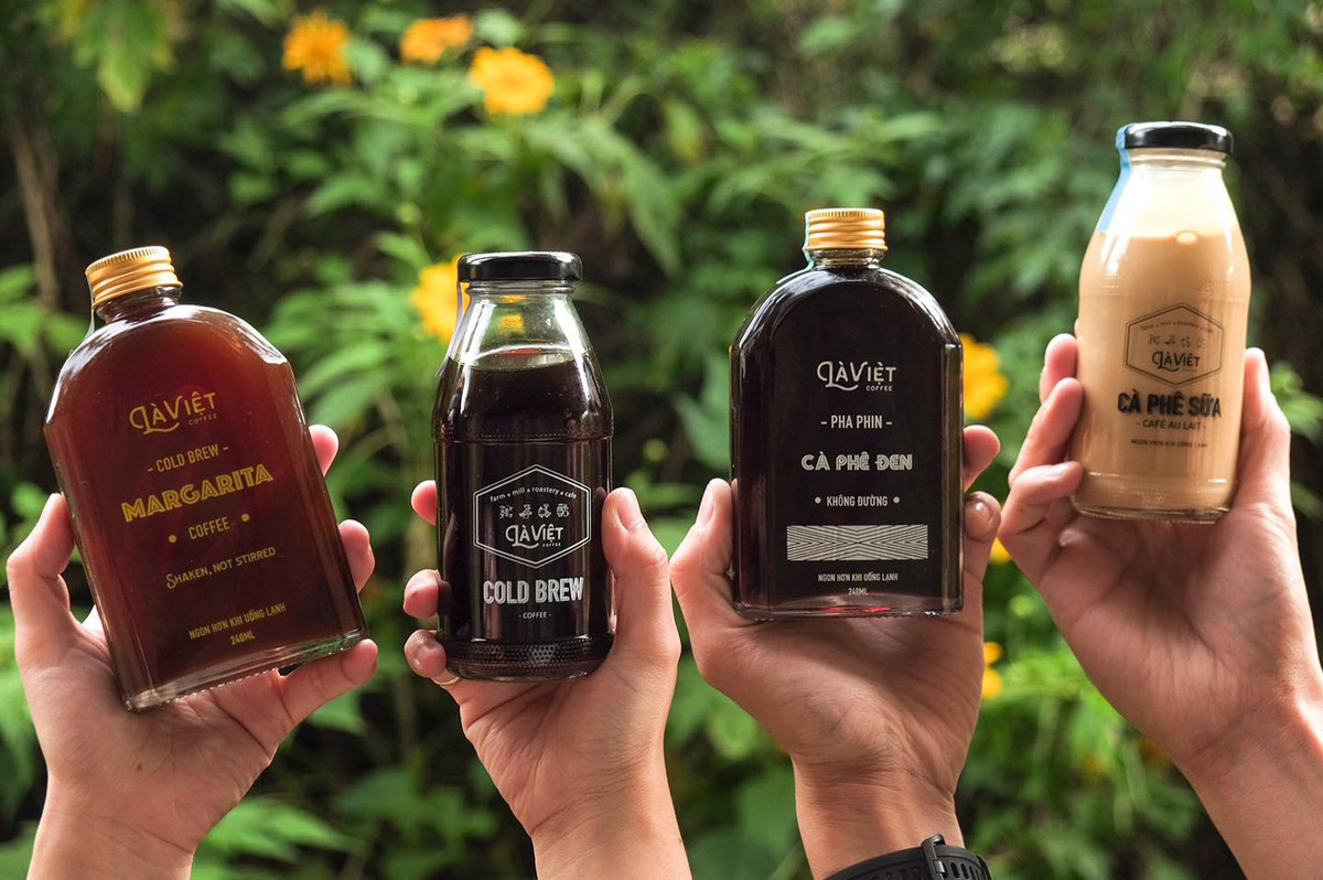 Mỗi chai khoảng 250ml, khách hàng có thể thưởng thức 2-3 lần uống rất thuận lợi và tiết kiệm. Ảnh: Saigontiepthi