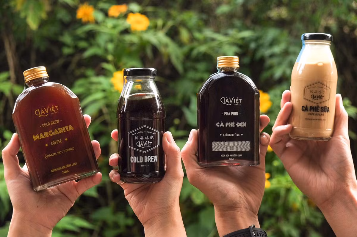 Mỗi chai khoảng 250ml, khách hàng có thể thưởng thức 2-3 lần uống rất thuận lợi và tiết kiệm. Ảnh: Saigontiepthi