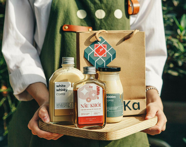 Tại Hà Nội, hàng loạt cửa hàng kinh doanh đồ uống đẩy mạnh hình thức đóng chai cà phê tươi và ship hàng tại nhà. Ảnh @3chamka