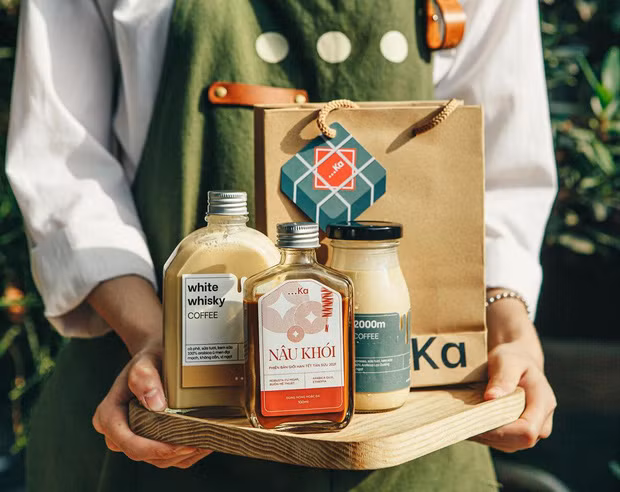 Tại Hà Nội, hàng loạt cửa hàng kinh doanh đồ uống đẩy mạnh hình thức đóng chai cà phê tươi và ship hàng tại nhà. Ảnh @3chamka