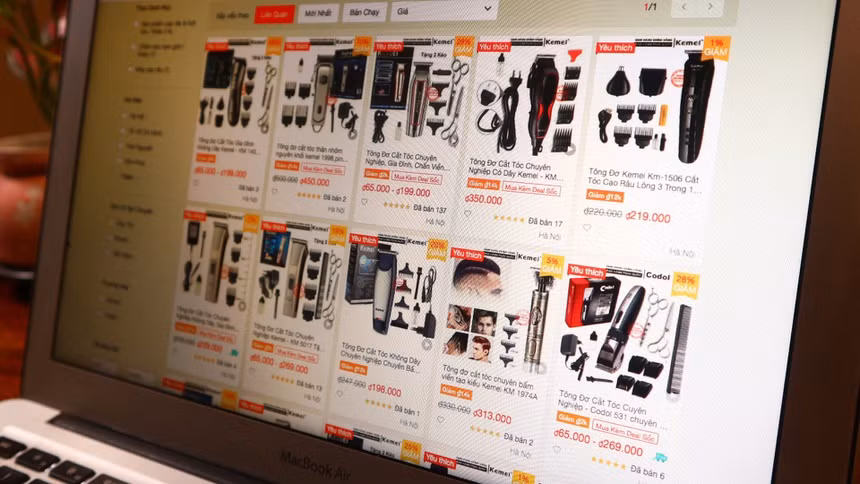 Một số chủ cửa hàng kinh doanh dụng cụ cắt tóc trên sàn thương mại điện tử cho biết, trong hơn một tháng qua, lượng đơn đặt hàng tăng hơn 50% so với trước dịch. Ảnh: Zing