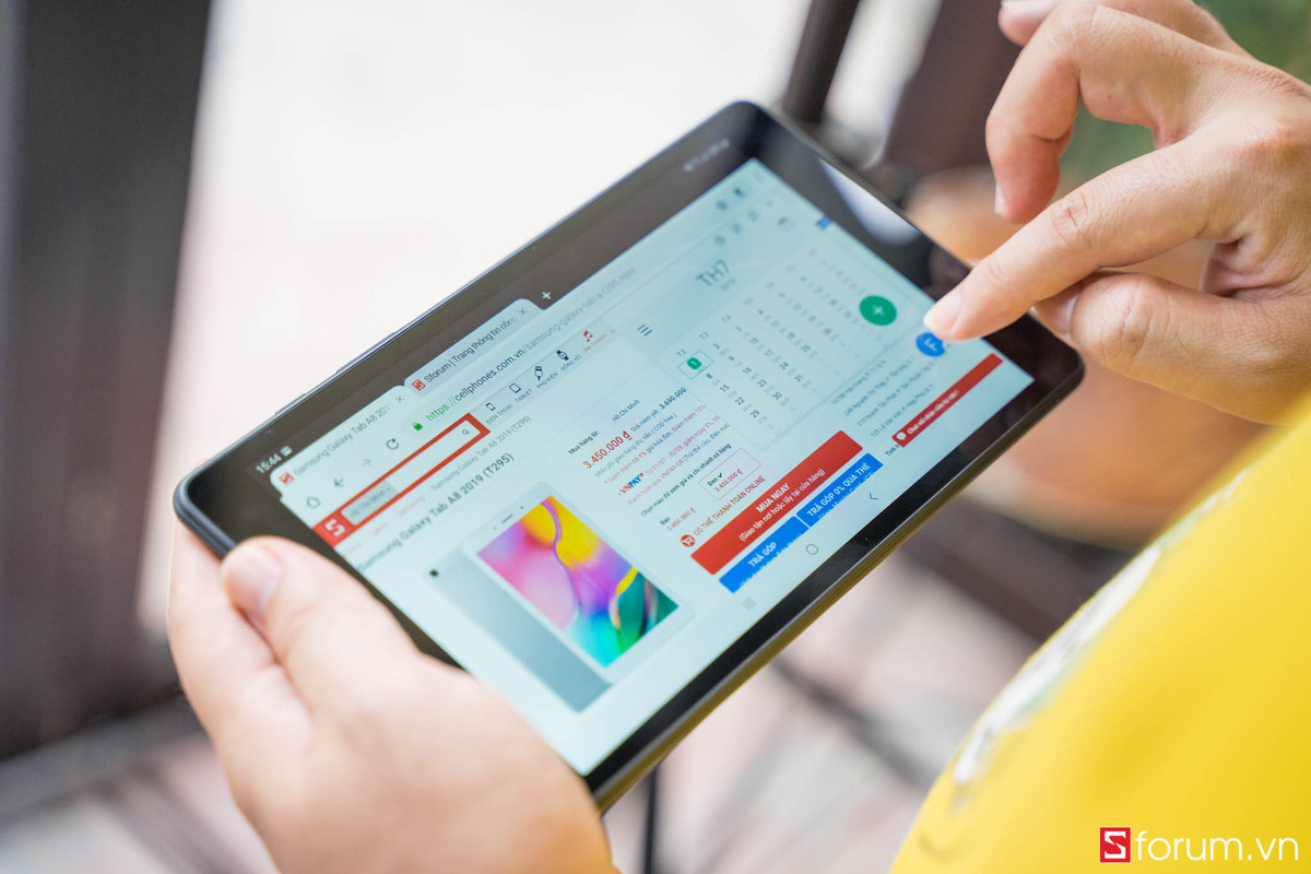 Thiết bị học tập làm việc tại nhà được nhiều người tìm mua trong những ngày giãn cách như laptop, sạc laptop, sạc điện thoại, máy tính, máy tính bảng...Ảnh: Cellphones