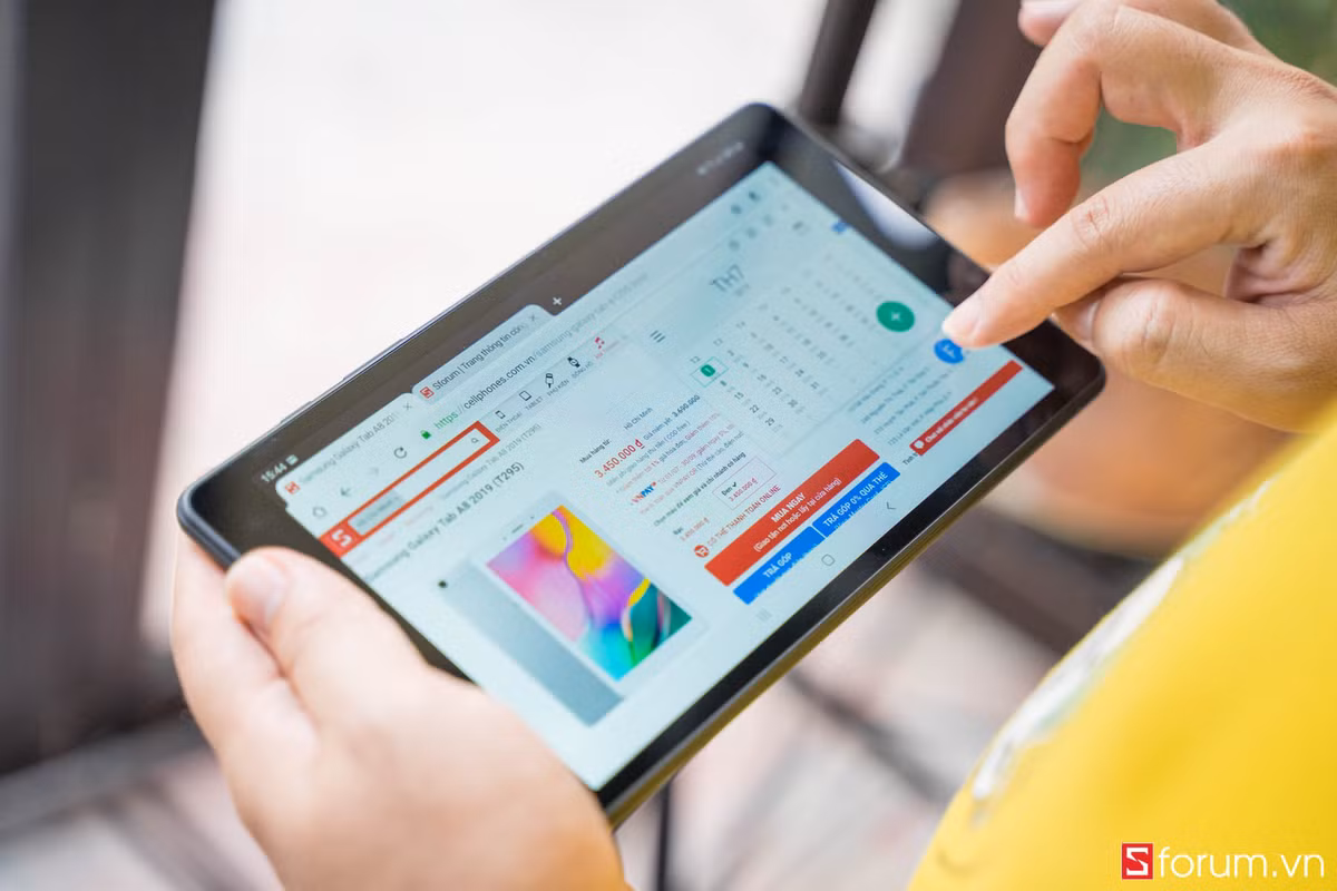 Thiết bị học tập làm việc tại nhà được nhiều người tìm mua trong những ngày giãn cách như laptop, sạc laptop, sạc điện thoại, máy tính, máy tính bảng...Ảnh: Cellphones