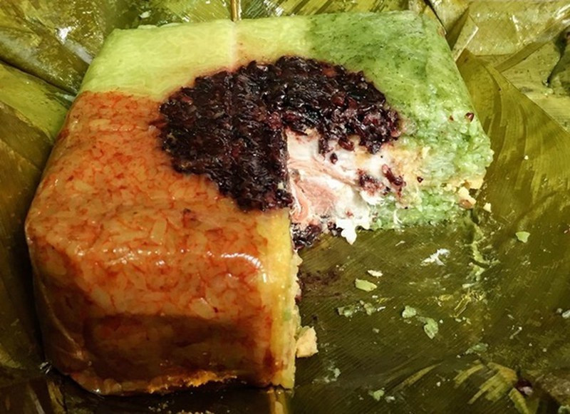 Giống như bánh chưng truyền thống, bánh chưng ngũ sắc cũng được làm từ những nguyên liệu quen thuộc gồm: gạo nếp ngon, thịt lợn, đậu xanh, lá dong. Ảnh: Facebook.