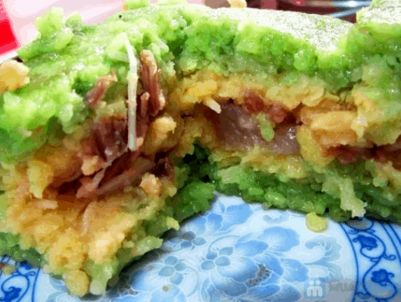 Bánh chưng cốm khác bình thường ở chỗ là nguyên liệu có thêm cốm khô trộn vào với gạo nếp và lá thơm. Nhân của bánh thường là nhân ngọt với đỗ xanh được nấu tương tự chè kho, và có thêm miếng thịt nạc bên trong. Ảnh: Internet