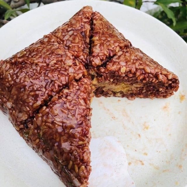 Bánh chưng gạo lứt có cách chế biến tương tự bánh chưng truyền thống. Tuy nhiên, thay vì gạo trắng, vỏ bánh được làm bằng gạo lứt. Giá của loại bánh này là từ 55.000 - 100.000 đồng/chiếc, tùy trọng lượng. Ảnh: Facebook.
