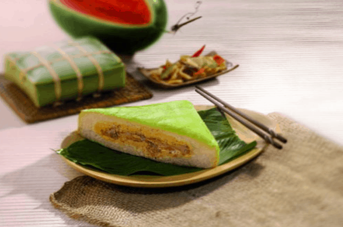 Bánh chưng chay làm từ gạo nếp trắng tinh, đỗ xanh đãi vỏ, chẳng có thịt mỡ như bình thường nhưng vẫn có nét hấp dẫn riêng. Khách đặt loại bánh này là người ăn chay hoặc ăn kiêng. Ảnh: Internet