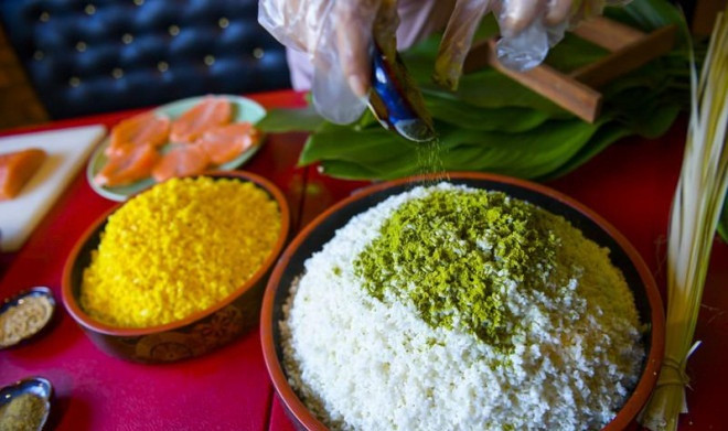 Nguyên liệu tương đối giống bánh trưng truyền thống nhưng bánh chưng nhân cá hồi có vài "cải biên" nho nhỏ như thay vì dùng nước lá giềng, cơ sở sản xuất dùng thêm bột trà xanh vào gạo nếp để có có được hương vị và màu sắc bắt mắt...Ảnh: Infonet.