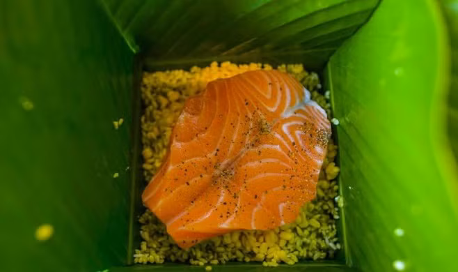 Dịp Tết Canh Tý 2020, thị trường sôi động với bánh chưng nhân cá hồi với giá rất đắt tới hơn 500.000 đồng/cặp. Ảnh: Infonet.