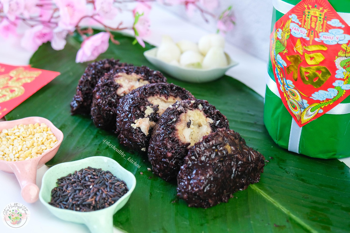 Do lượng khách quá đông nên một số tiểu thương đã tạm ngừng nhận đặt bánh chưng gạo lứt từ 14 tháng Chạp. Ảnh: Facebook.