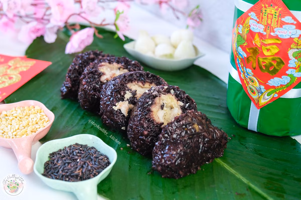 Do lượng khách quá đông nên một số tiểu thương đã tạm ngừng nhận đặt bánh chưng gạo lứt từ 14 tháng Chạp. Ảnh: Facebook.