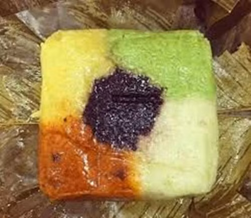 Tuy nhiên, phần gạo nếp thay vì để màu nguyên sẽ được nhuộm màu bởi những nguyên liệu tự nhiên như: Màu đỏ của gấc, màu xanh của hoa đậu biếc, màu tím của gạo nếp cẩm...Giá mỗi chiếc bánh chưng dao động từ 80.000 - 160.000 đồng. Ảnh: Facebook.