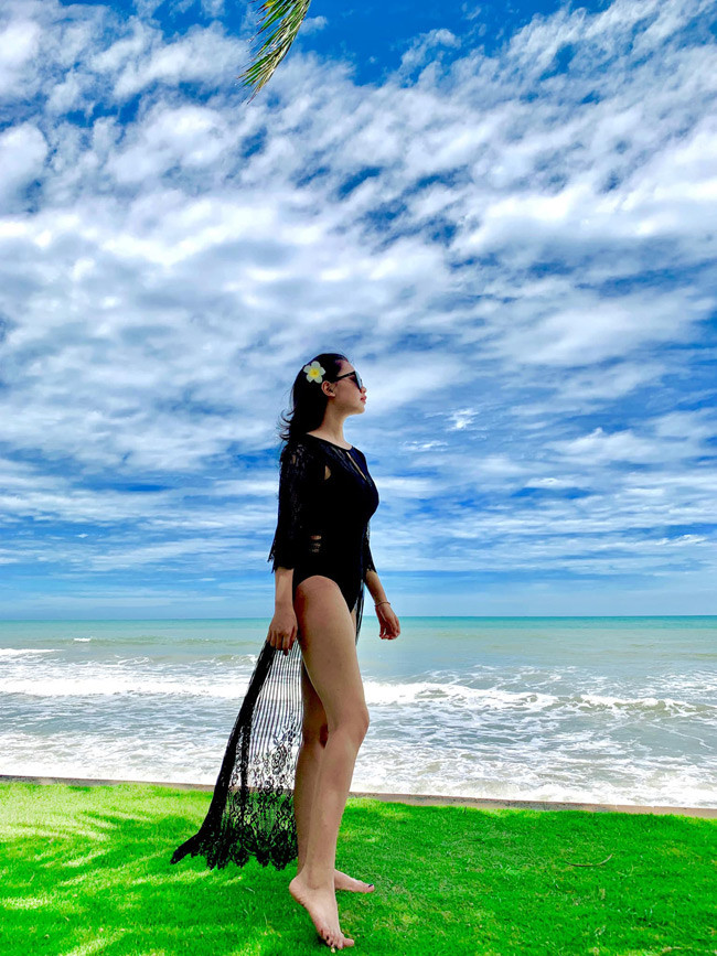 Vóc dáng thon gọn cùng đôi chân dài miên man của cô nàng được nhiều cô gái ngưỡng mộ.