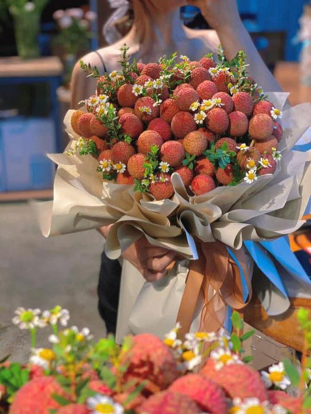 Không đơn thuần là sản phẩm độc đáo, bó hoa vải thiều cũng thể hiện sự san sẻ yêu thương, cùng Bắc Giang vượt qua đại dịch. Ảnh: Lux Flowers.