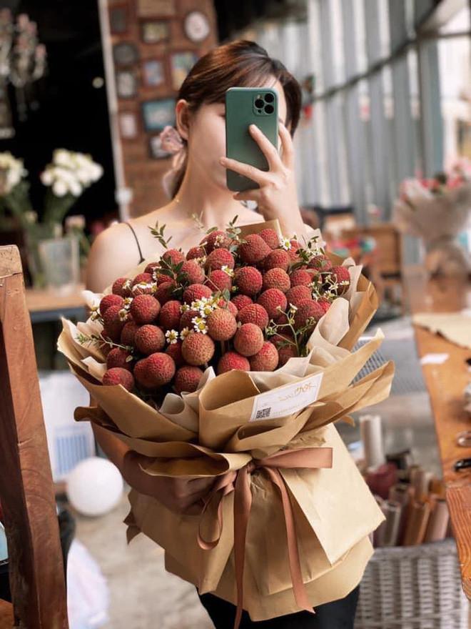 Bó hoa trái cây vải thiều này đã kết hợp loại đặc sản miền Bắc với các loại hoa, lá phụ khác như hoa baby trắng nhập từ Hà Lan, hoa thạch thảo...Ảnh: Facebook
