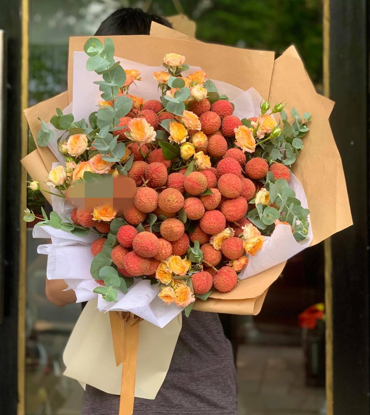 Ngoài xe hoa vải thiều, những bó hoa vải thiều cũng được nhiều khách hàng quan tâm. Ảnh: Lux Flowers.