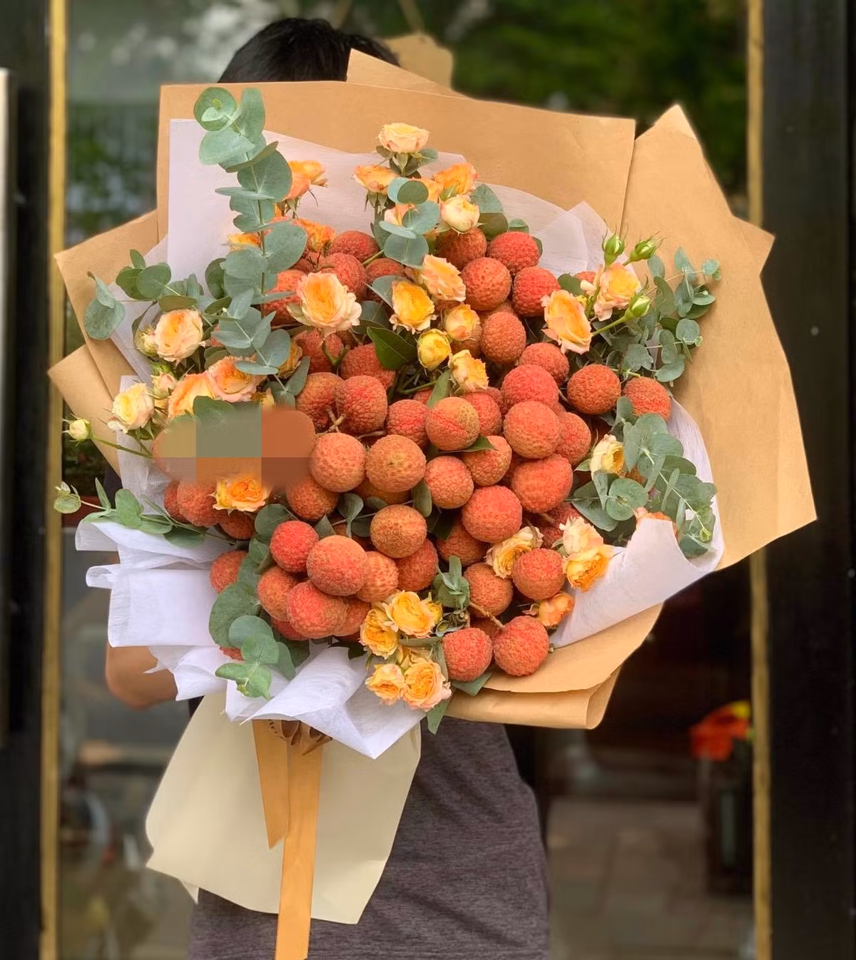 Ngoài xe hoa vải thiều, những bó hoa vải thiều cũng được nhiều khách hàng quan tâm. Ảnh: Lux Flowers.