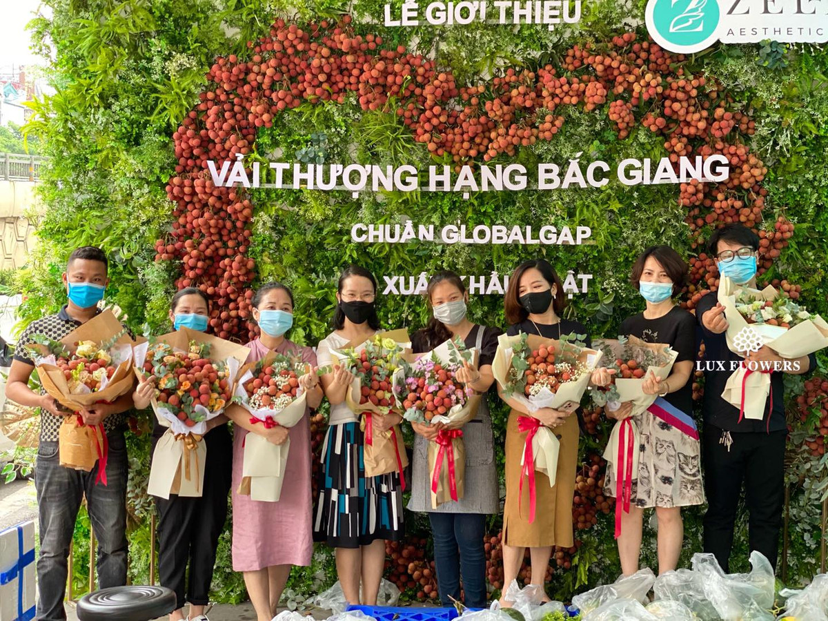 Mỗi bó hoa vải thiều mới lạ có giá từ 650.000 - 1 triệu đồng. Ảnh: Lux Flowers.