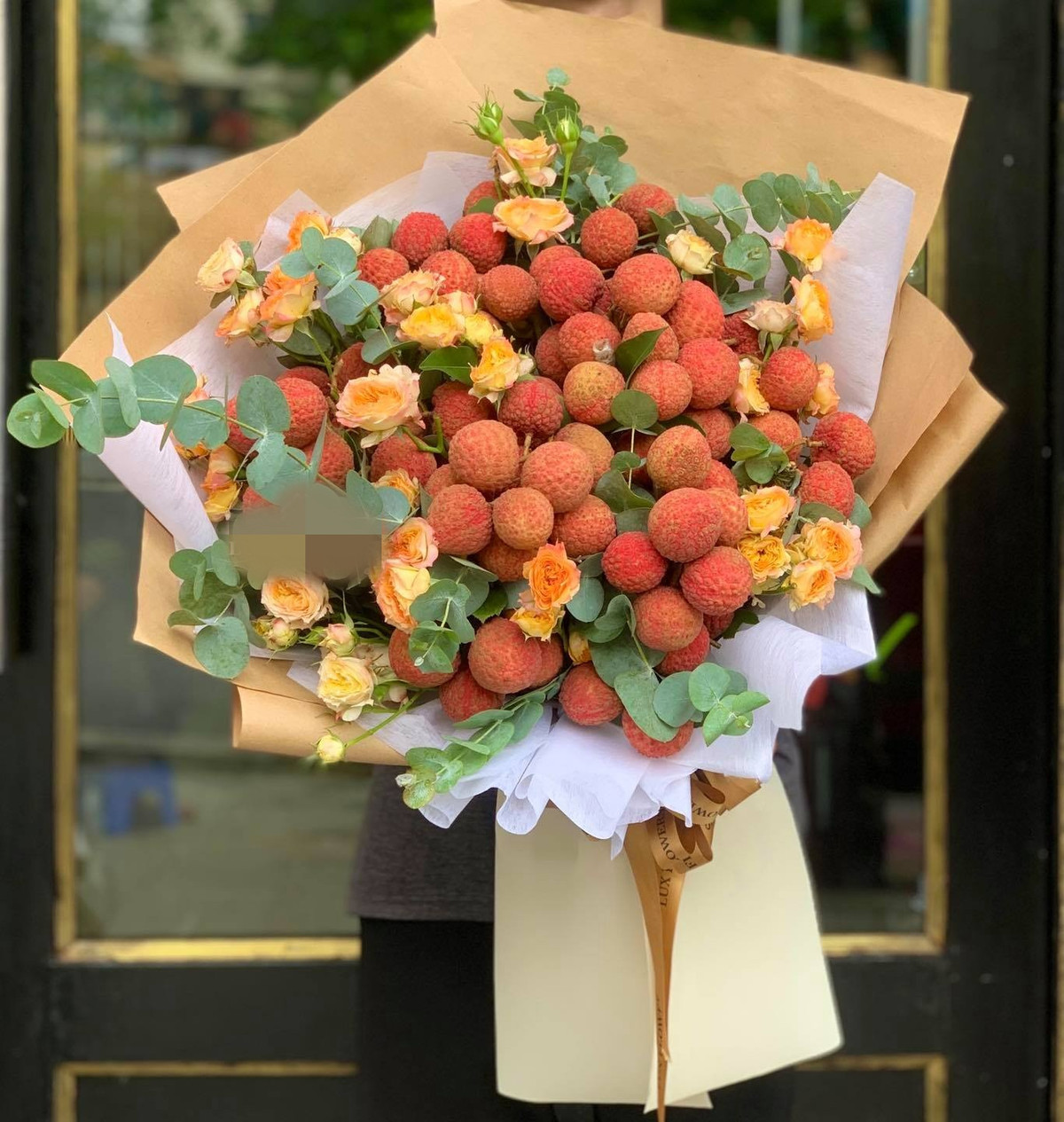 Sự sáng tạo in đậm dấu ấn đặc sản vải thiều Bắc Giang được cho là một cách thu hút khách của cửa hàng. Ảnh: Lux Flowers.