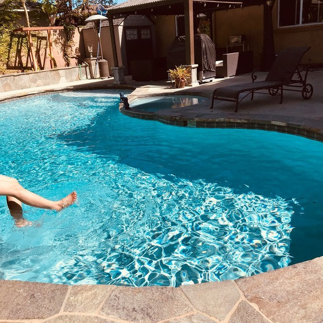 Minh Tuyết sống trong căn biệt thự rộng lớn ở Mỹ, có cả vườn cây và hồ bơi. Ảnh: FBNV.