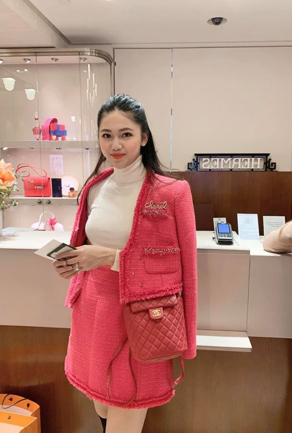 Người đẹp thường xuyên checking ở những những thành phố lớn và khoe dáng trong set đồ hiệu đắt đỏ. Ảnh: FBNV