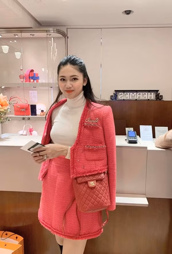 Người đẹp thường xuyên checking ở những những thành phố lớn và khoe dáng trong set đồ hiệu đắt đỏ. Ảnh: FBNV